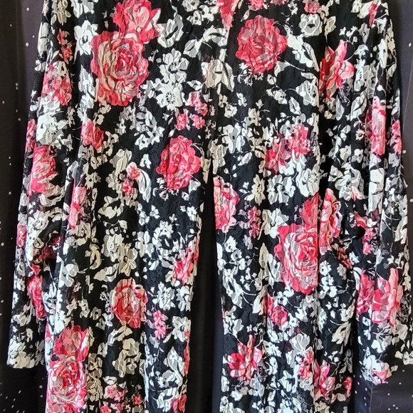 Catherine's 4X (30/32) floral lace blouse with black undershirt. - Picture 4 of 4